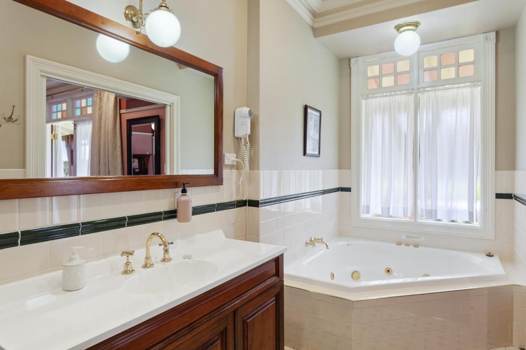 Bethany Manor B&B, Call Us For Cheapest Rates Лера Екстер'єр фото